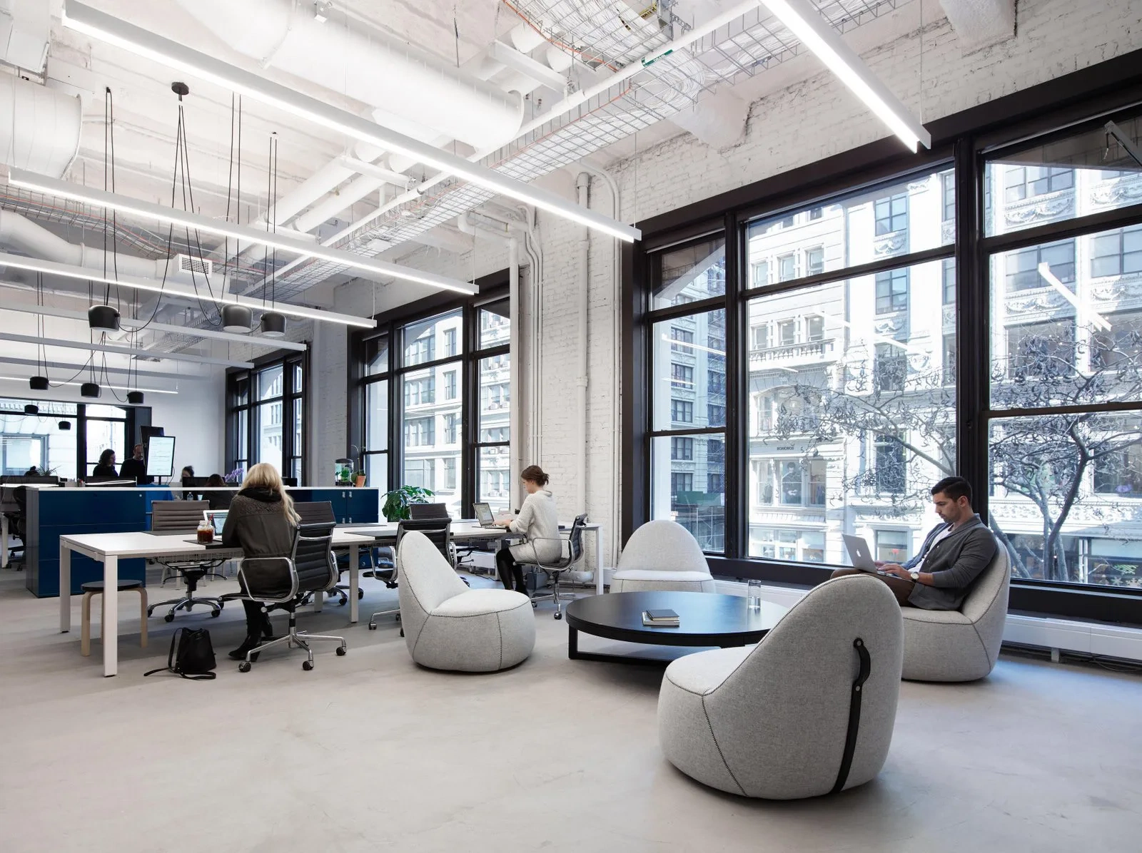 桃乃木传媒公司现代化办公环境实景